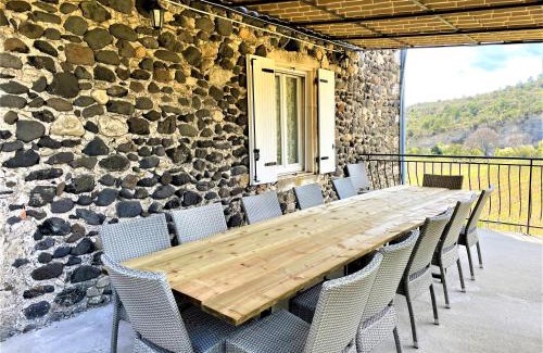 Alba-la-Romaine House | Gîte 12-14p avec vue piscine chauffée en saison, terrain de pétanque et jeux extérieurs