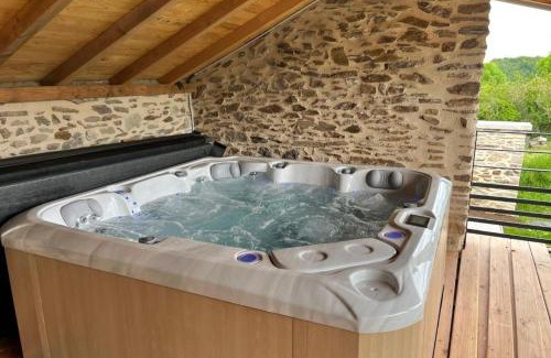 Arpajon-sur-Cere House | Gîte 8 pers avec jacuzzi et jardin Aurillac