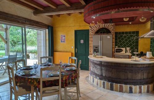 Charras House | Gîte avec Piscine Chauffée, Jacuzzi et Jardin Privé - FR-1-653-156