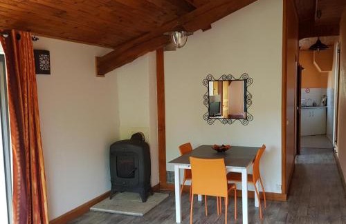 Laprugne House | Gîte calme avec poêle à bois, terrasse et animaux admis - FR-1-489-470