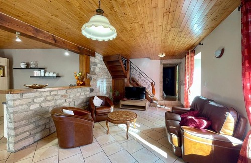 Saint-Germain-Laprade House | Gîte chaleureux avec cheminée près du Puy-en-Velay, idéal pour familles et séjours professionnels - FR-1-582-349