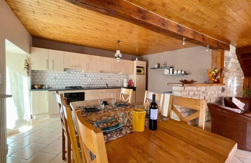 Saint-Germain-Laprade House | Gîte chaleureux avec cheminée près du Puy-en-Velay, idéal pour familles et séjours professionnels - FR-1-582-349