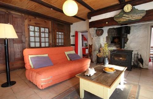 Jullianges House | Gîte chaleureux entre festivals, nature et confort avec wifi à Jullianges - FR-1-582-237