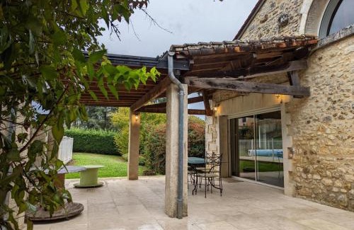 Charras House | Gîte Charentais avec Piscine Chauffée, Jardin, Equip. Bébé et Recharge Électrique - Proche Périgord - FR-1-653-7