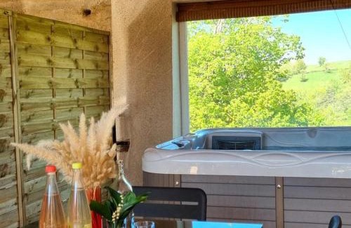 Chevrieres House | Gîte confortable pour 12 avec jardin privé et spa en Auvergne-Rhône-Alpes - FR-1-496-354