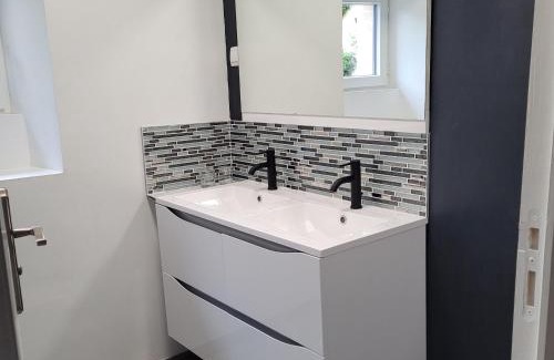 Louplande House | Gîte Confortable près du Mans avec Piscine, Parc de Jeux et Vélo - FR-1-410-364