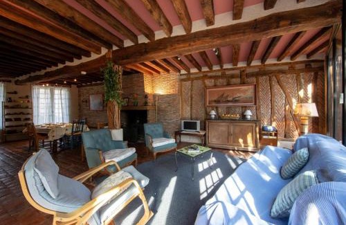 Bellegarde-du-Loiret House | Gîte de charme avec cour et jardin, proche château, cheminée, ping-pong, draps inclus - FR-1-590-2