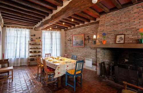 Bellegarde-du-Loiret House | Gîte de charme avec cour et jardin, proche château, cheminée, ping-pong, draps inclus - FR-1-590-2