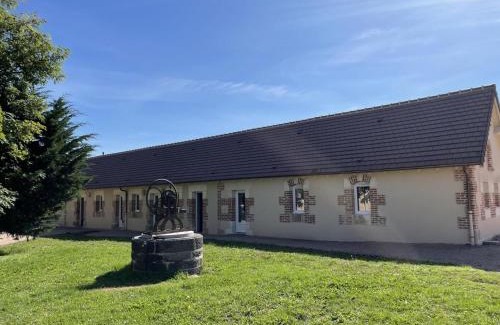 Thiel-sur-Acolin House | Gîte de Charme avec Terrasse Privative et Grand Jardin près du Parc Le Pal - FR-1-489-339