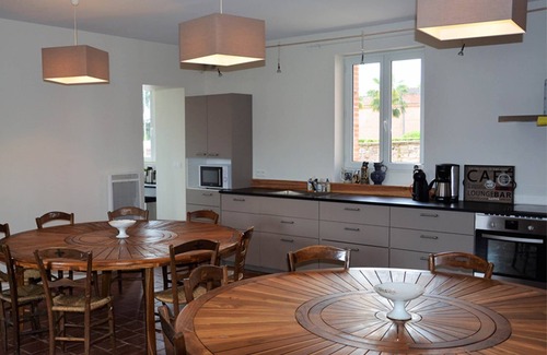 Castelsarrasin House | Gîte de groupe Manzana - sleeps 22