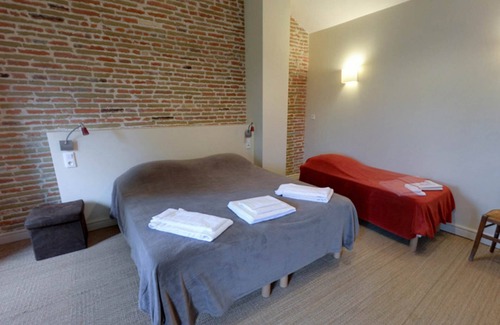 Castelsarrasin House | Gîte de groupe Manzana - sleeps 22