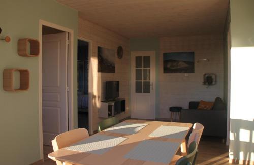 Saint-Cyprien House | Gîte de la Tuillère, maison contemporaine en bois avec vue et piscine