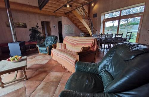Riotord House | Gîte Familial à Riotord avec Jardin et Aire de Jeux - FR-1-582-292
