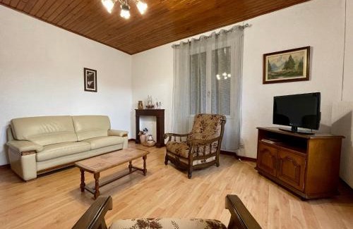 Solignac-sur-Loire House | Gîte familial paisible, proche Gorges de la Loire, avec cour fermée, 3 chambres, équipements bébé - FR-1-582-116