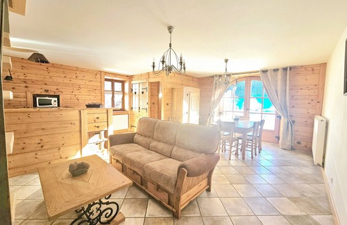 Saint-Laurent-en-Grandvaux Cottage | Gîtes Les Farfouilles