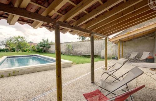 Saint-Germain-Laval House | Gîte historique avec piscine, WiFi, animaux acceptés - FR-1-496-26