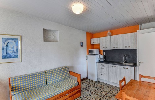 Saint-Savinien House | Gîte le Chêne Vert in a holiday park