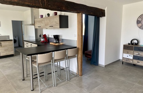 Nouans Cottage | Gîte Moderne Pièce Bar,studio& Jacuzzi. 17couch -2 h Paris/6min Gare de Vivoin