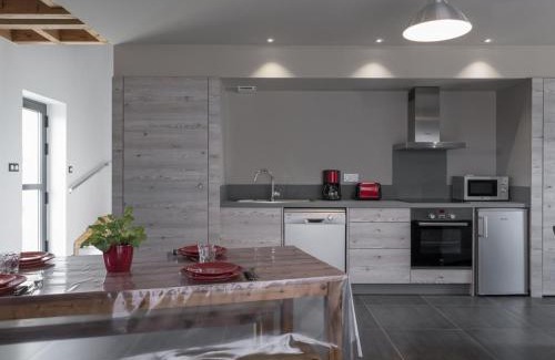 Chapeau House | Gîte rénové à Chapeau avec wifi, terrasse et parking - FR-1-489-269