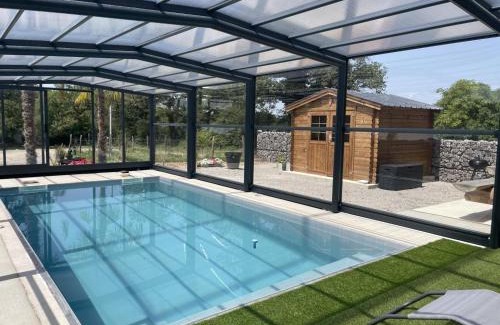 Couzon House | Gîte rénové avec piscine couverte chauffée, spa, climatisation et équipements PMR à Couzon - FR-1-489-483
