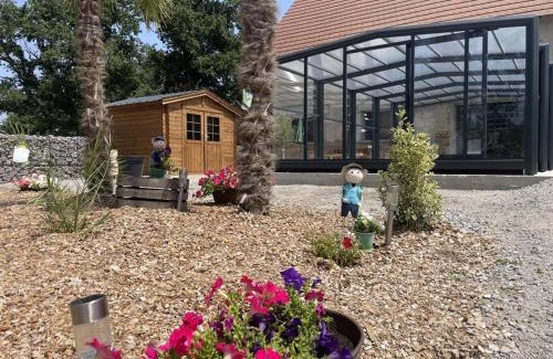 Couzon House | Gîte rénové avec piscine couverte chauffée, spa, climatisation et équipements PMR à Couzon - FR-1-489-483