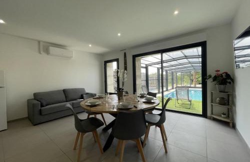 Couzon House | Gîte rénové avec piscine couverte chauffée, spa, climatisation et équipements PMR à Couzon - FR-1-489-483