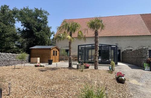 Couzon House | Gîte rénové avec piscine couverte chauffée, spa, climatisation et équipements PMR à Couzon - FR-1-489-483