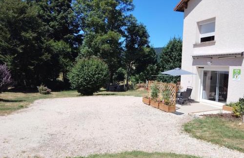 La Versanne House | Gîte rénové avec Wi-Fi, jardin et animaux acceptés à La Versanne - FR-1-496-369