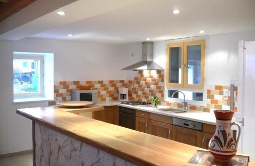Chirassimont House | Gîte spacieux avec 6 chambres, cheminée et terrain de pétanque en pleine campagne - FR-1-496-65