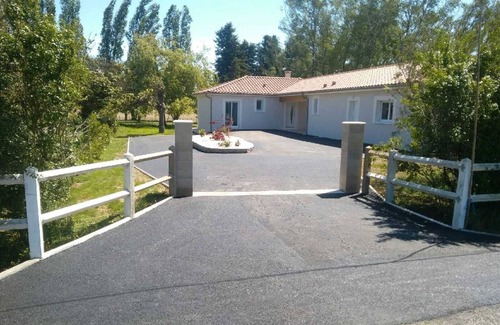 Montluel House | Gîte Spacieux Dans un Cadre Verdoyant