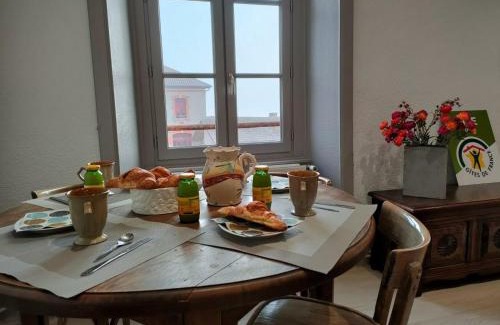 Saint-Haon-le-Chatel House | Gîte spacieux de 11 lits avec cour privative dans un village historique calme et pittoresque - FR-1-496-252
