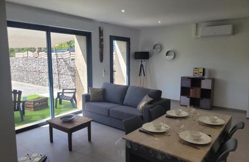 Couzon House | Gîte tout confort avec spa, PMR, clim' réversible, randonnées, activités et spécialités locales - FR-1-489-476