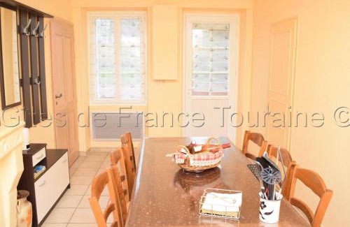 La Tour-Saint-Gelin House | Gîte Tout Inclus avec Jardin, Proche Richelieu, Idéal Familles, Animaux Acceptés - FR-1-381-434