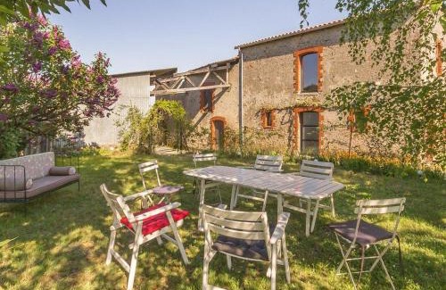 Monnieres House | Gîte typique au cœur de Monnières, proche Sèvre, jardin privatif, Wifi, idéal pour pêche et rando - FR-1-306-985