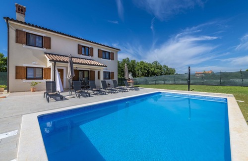 Fuskulin House | Günstig Gelegene Neubau-villa mit Pool