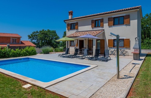 Fuskulin House | Günstig Gelegene Neubau-villa mit Pool