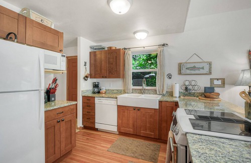 Gold Bar House | Galena's Getaway 2.0: Spacious riverfront home in Cascades w/hot tub on 3 acres for 4 guests