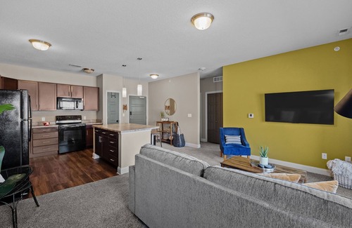 West Des Moines Apartment | Garage Included | King Bed | First Floor | Gym