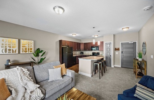West Des Moines Apartment | Garage Included | King Bed | First Floor | Gym