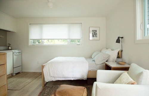 Silver Lake House | Garden Guest House in a peaceful neighborhood