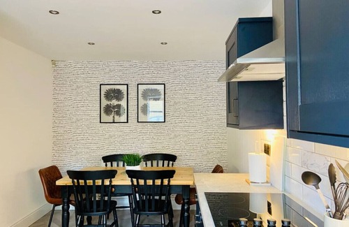 Exley House | Garden+Pets OK |8mins Halifax |Parking |M62 Access
