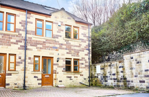 Exley House | Garden+Pets OK |8mins Halifax |Parking |M62 Access