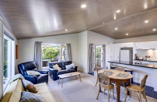 Marewa House | Garden Retreat - Napier Holiday Home