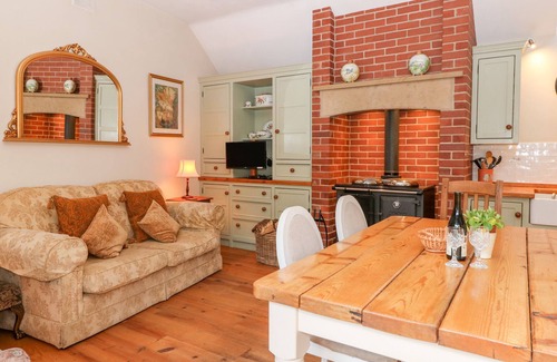 Combs Cottage | GARDEN ROOM, pet friendly, with a garden in Chapel-En-Le-Frith