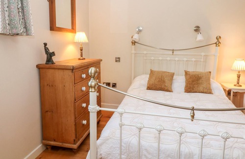 Combs Cottage | GARDEN ROOM, pet friendly, with a garden in Chapel-En-Le-Frith