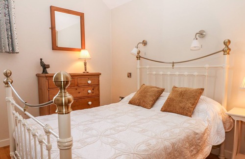Combs Cottage | GARDEN ROOM, pet friendly, with a garden in Chapel-En-Le-Frith