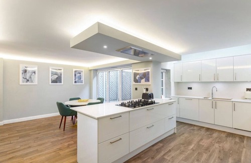 Windlesham Apartment | Garden Townhome – Cozy Office and Free Parking