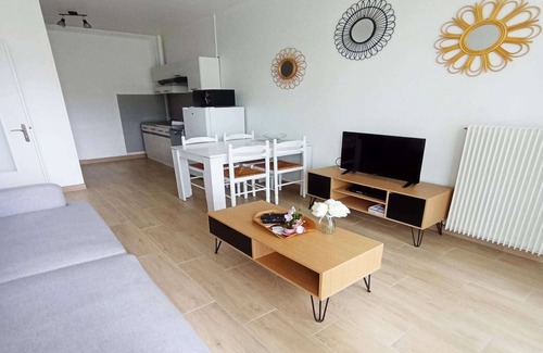 Grandcamp-Maisy House | Garden-View Marina Apartment