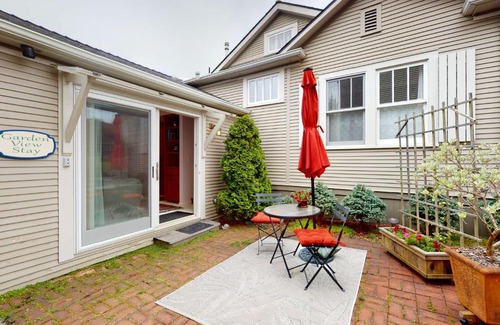 Arcata House | Garden View Relaxation