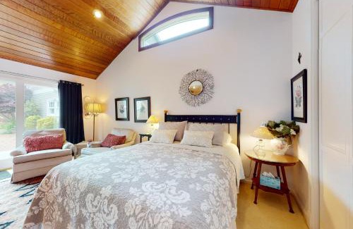 Arcata House | Garden View Relaxation